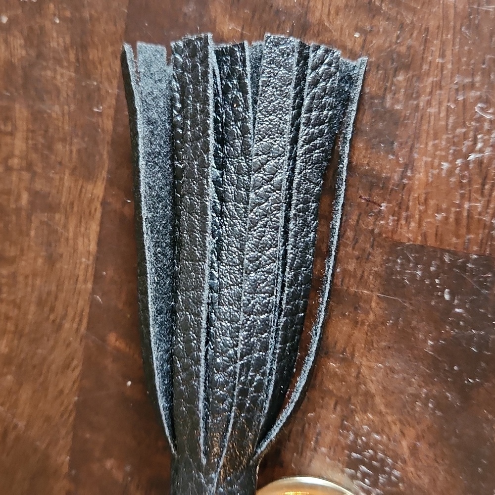 Black wristlet wallet key chain with rubber & wooden beads and tassel - Picture 3 of 7